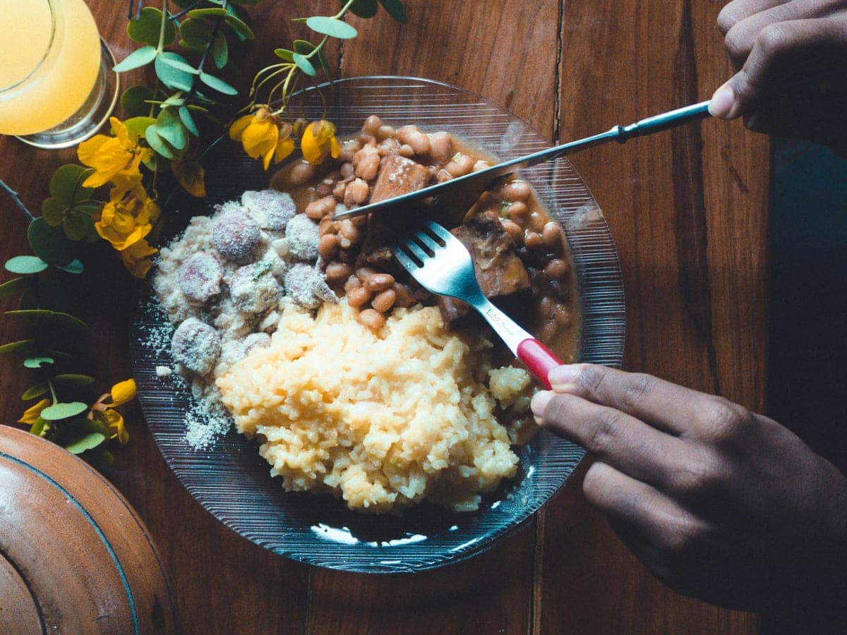 Prato com arroz, feijão e acompanhamentos